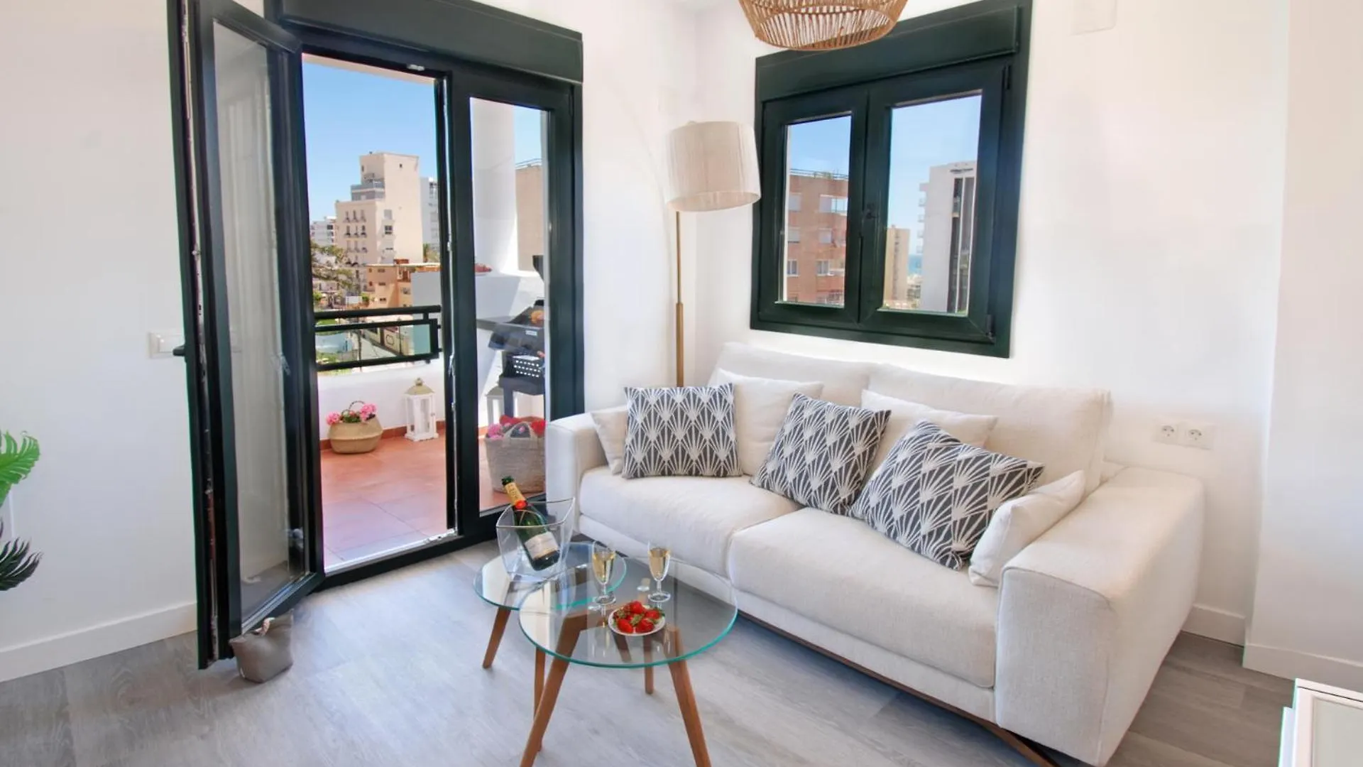 Isla De Benalmadena 2, 80M From The Sea, Amazing View,Ac, Bbq,Private Parking Apartamento 0*,  Espanha