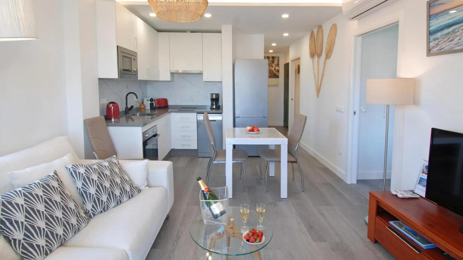 Isla De Benalmadena 2, 80M From The Sea, Amazing View,Ac, Bbq,Private Parking Apartamento